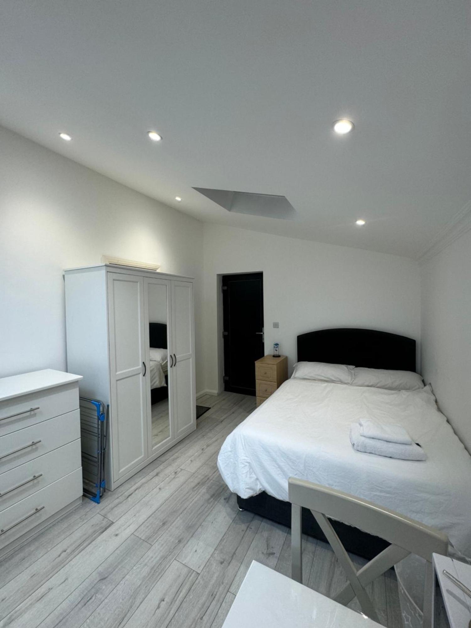 Studio Room Next To Gatwick 克劳利 外观 照片
